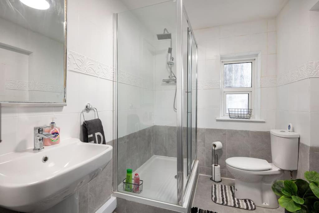 2A - Bright & Airy 2 Bed Flat - 20 Mins To Central Londres Exterior foto